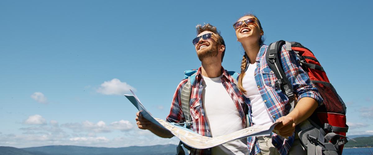 Deux touristes qui tiennent une carte