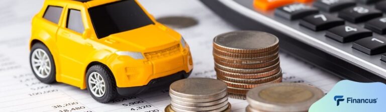 Voiture jaune miniature avec des pièces
