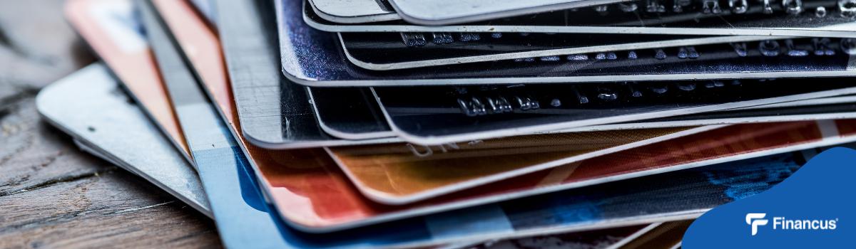 Une pile de cartes de crédits prépayées
