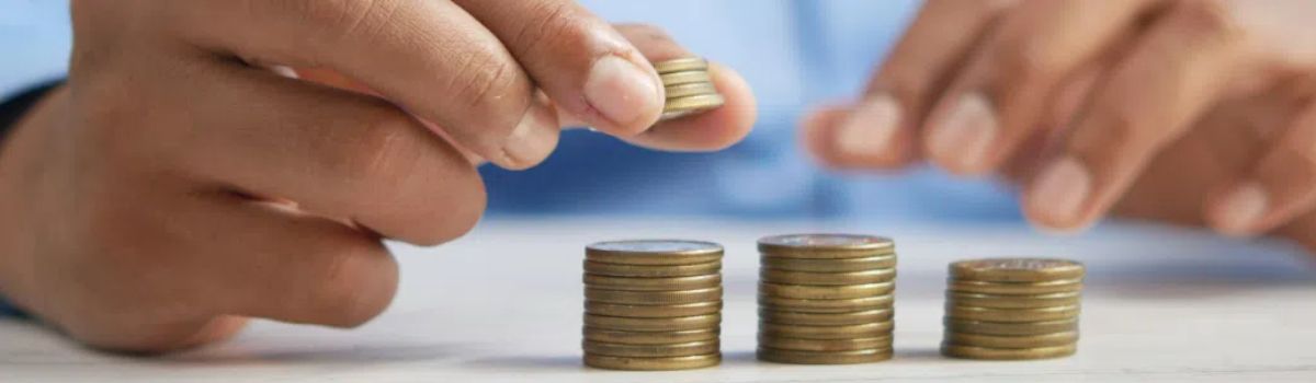 Homme qui fait des pile de pièces de monnaie