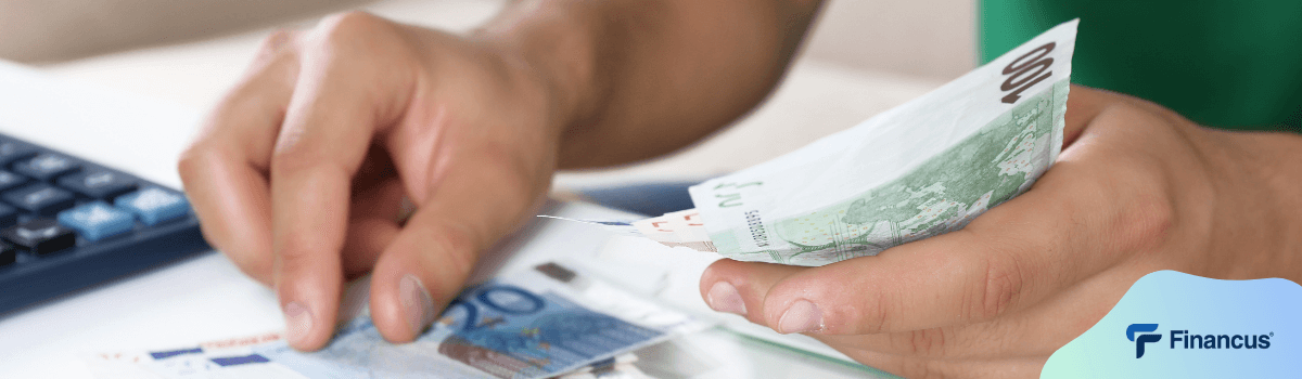 Homme qui compte des billets