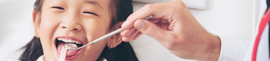 Tandarts onderzoekt kindergebit
