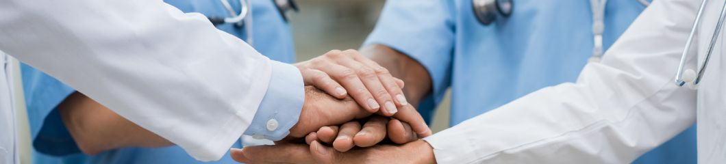 Des gens qui posent leur main sur les autres