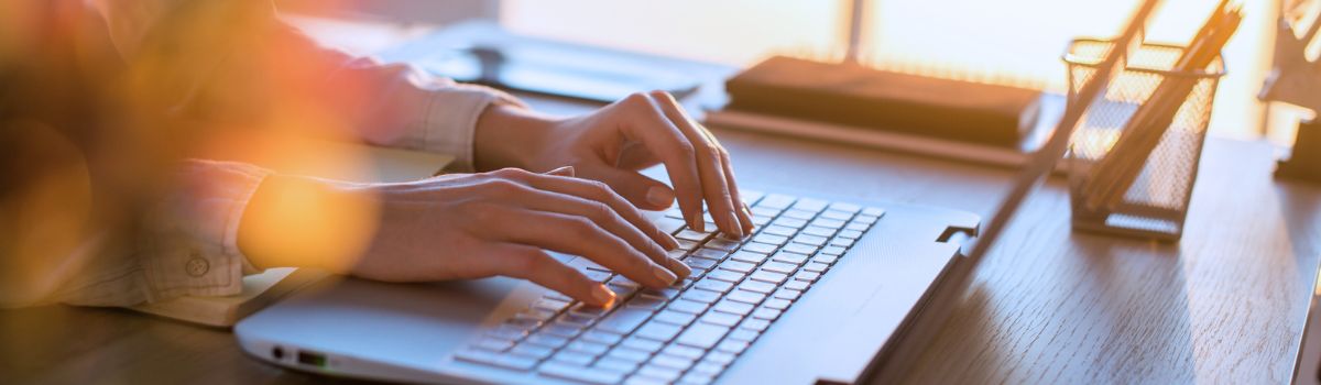 Vrouw werkt op laptop