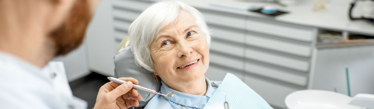 Femme âgée chez dentiste pour trateiemnt