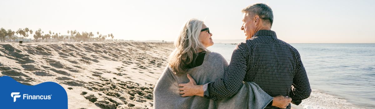 Couple qui marche sur la plage