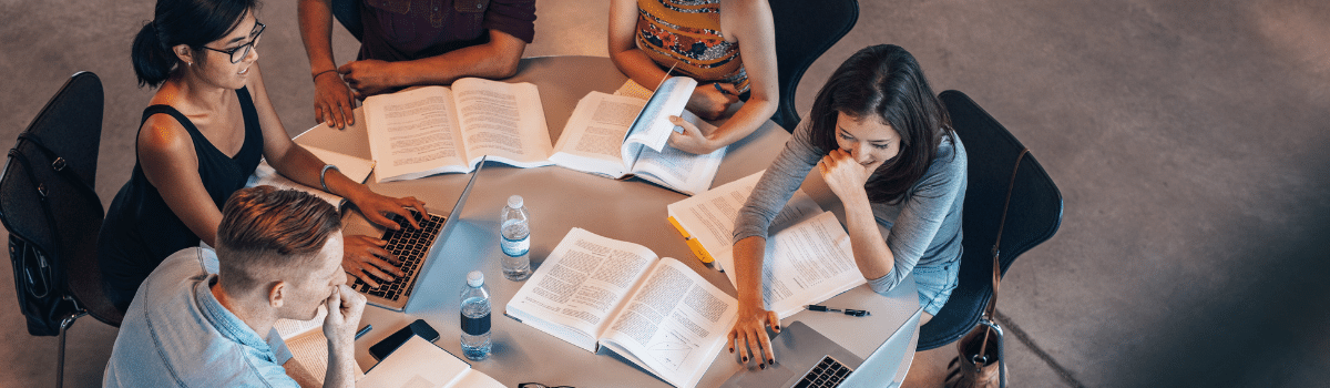 Personnes qui cherchent un prêt étude