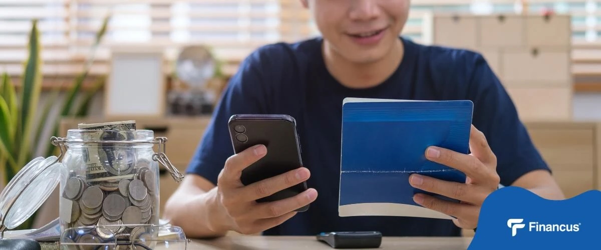 Personne sur un téléphone avec un carnet