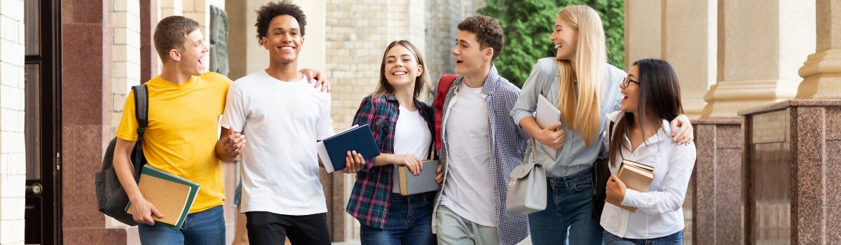 Groupe de personnes dans un campus