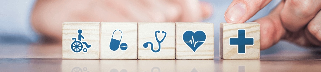 Des pièces de bois avec des pictogrammes de médecine