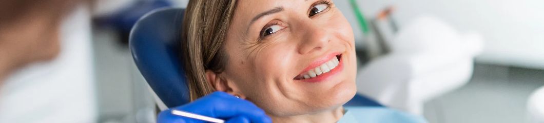 Une femme qui sourit chez le dentiste