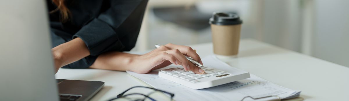 Femme qui tape sur une calculatrice