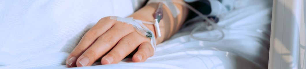 Une personne malade avec perfusion