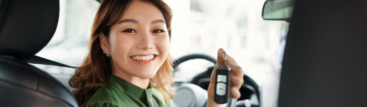 Jonge vrouw in auto